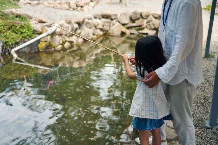 釣りを楽しむ少女