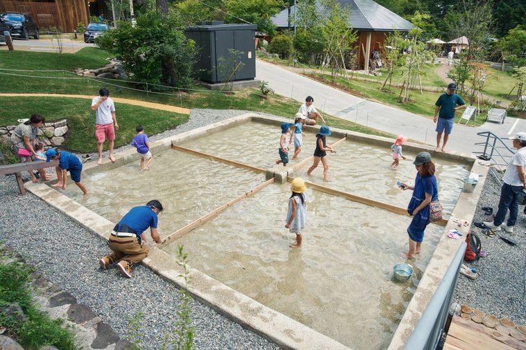 魚つかみコーナー