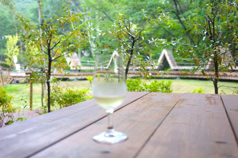 テラステーブルに置かれたワイン