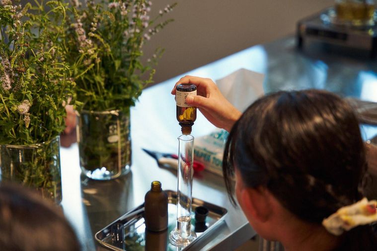 女の子が実験をしている