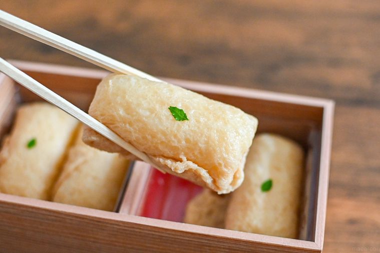 お稲荷さんを持ち上げているところ