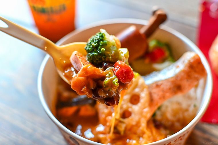 サルサソースをスプーンですくっているところ