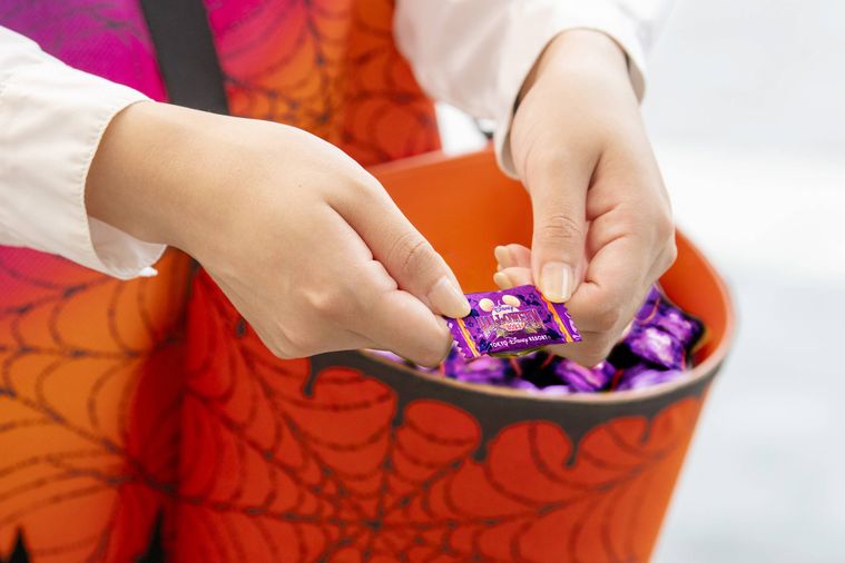 バケツを持ったキャスト