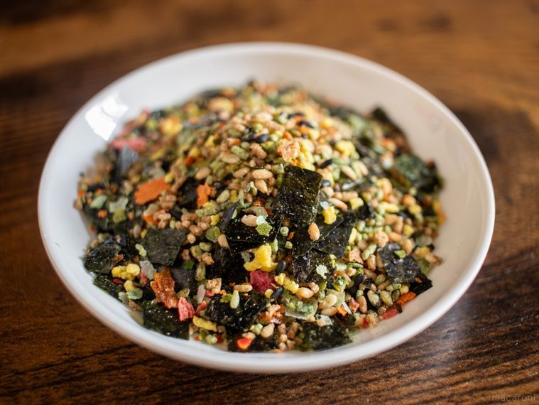 小皿に盛られたニコニコのり30種の素材が入った 野菜ふりかけ