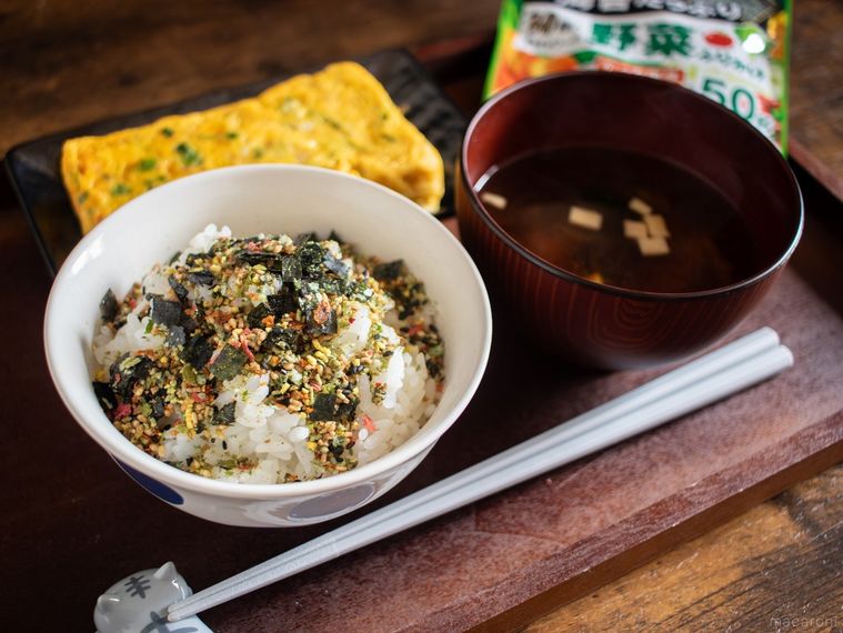 ニコニコのり30種の素材が入った 野菜ふりかけのパッケージとごはん、みそ汁、卵焼きがおぼんに並んでいる