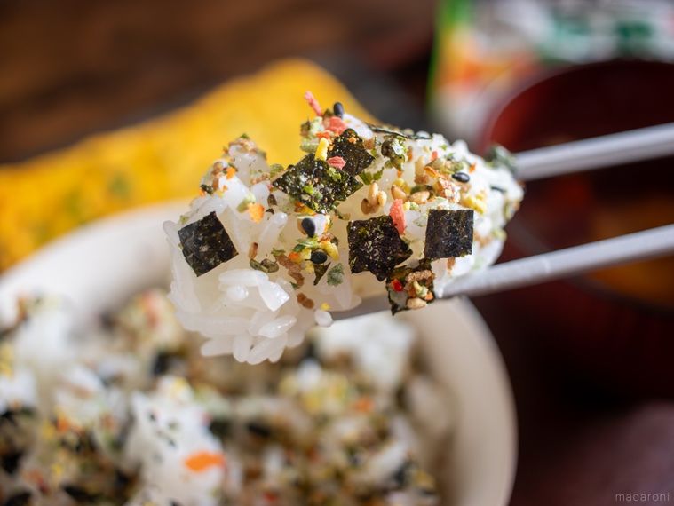 ニコニコのり30種の素材が入った 野菜ふりかけがかかったごはんを箸上げしている