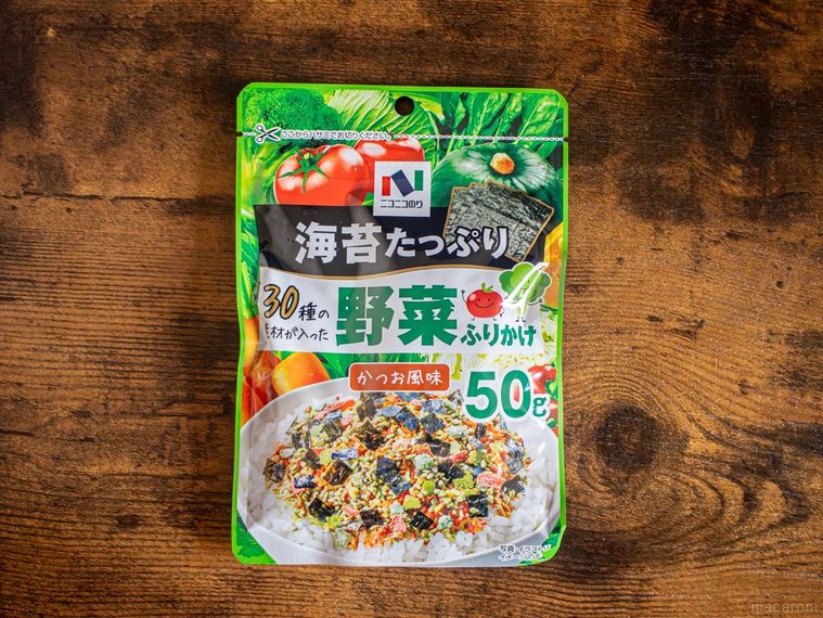 木製のテーブルにニコニコのり30種の素材が入った 野菜ふりかけが置かれている