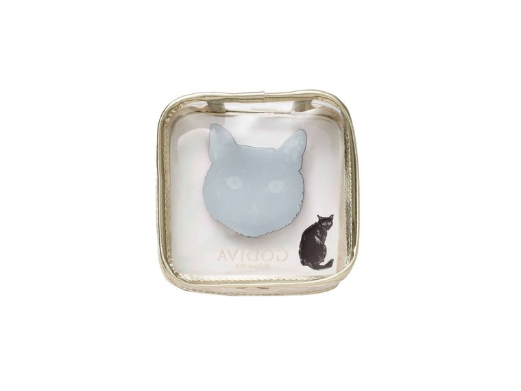 黒ネコがデザインされたゴディバのポーチ