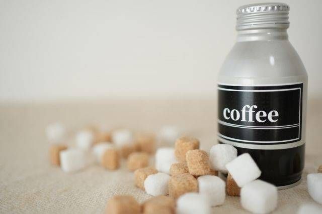 缶コーヒーと砂糖