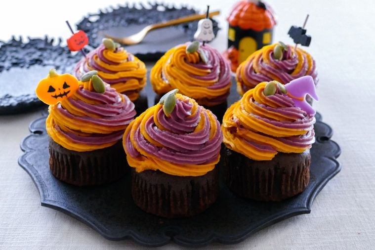 ハロウィンカップケーキが6つのっている黒い大皿