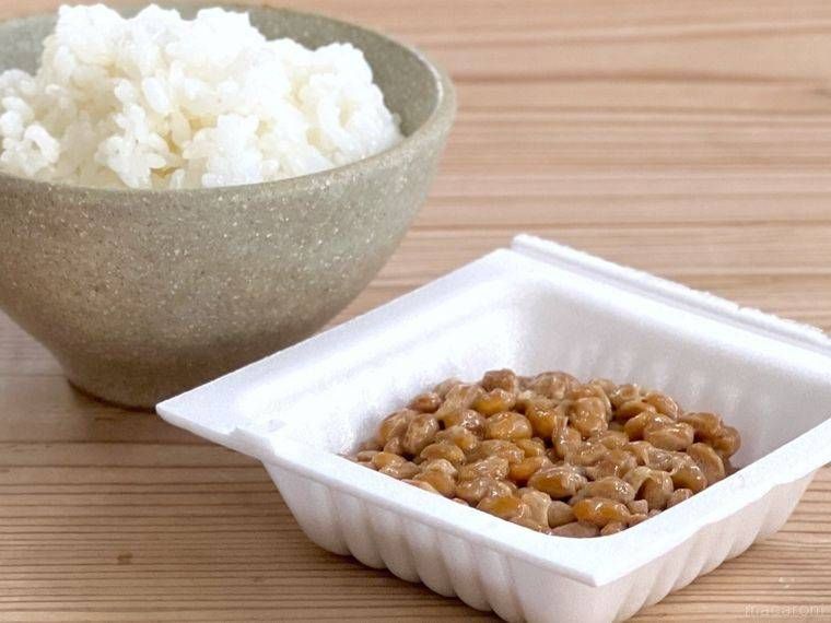 白いパックに入った納豆と白米ごはん