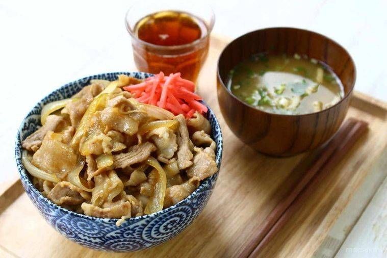 豚肉と玉ねぎ、紅しょうががのった豚丼と味噌汁とお茶
