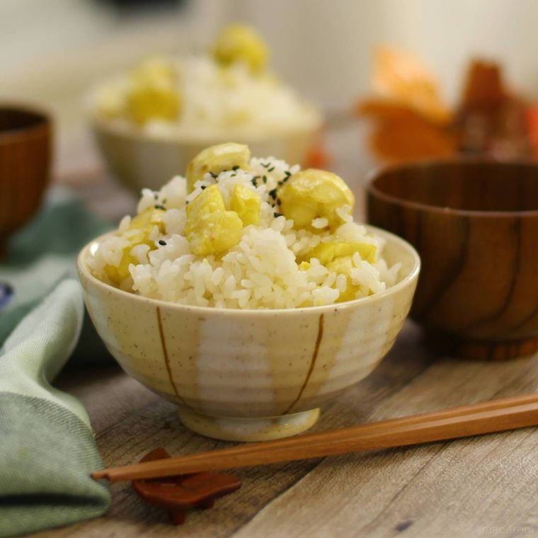 白い茶碗に盛り付けた栗ごはん