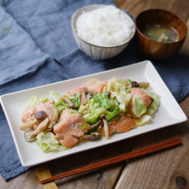 白い皿に盛り付けた鮭のちゃんちゃん焼き