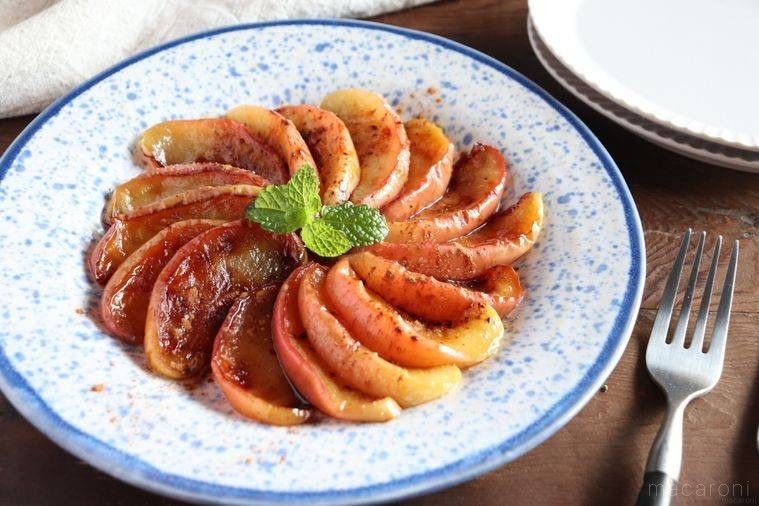 水色の皿に盛り付けた焼きりんご