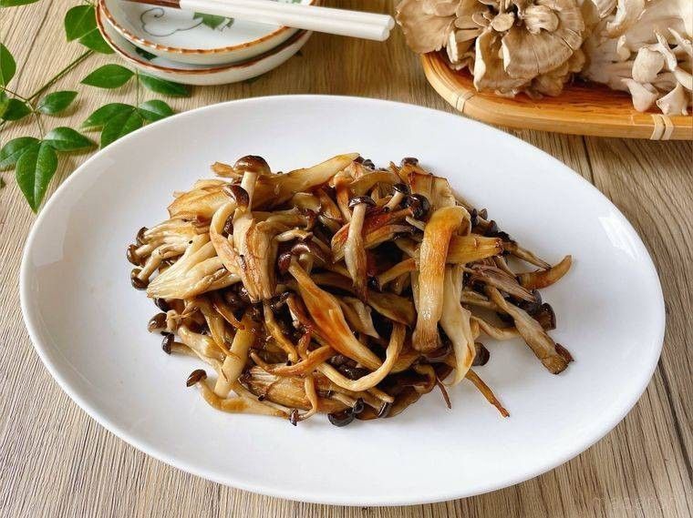 白い皿に盛り付けたきのこソテー