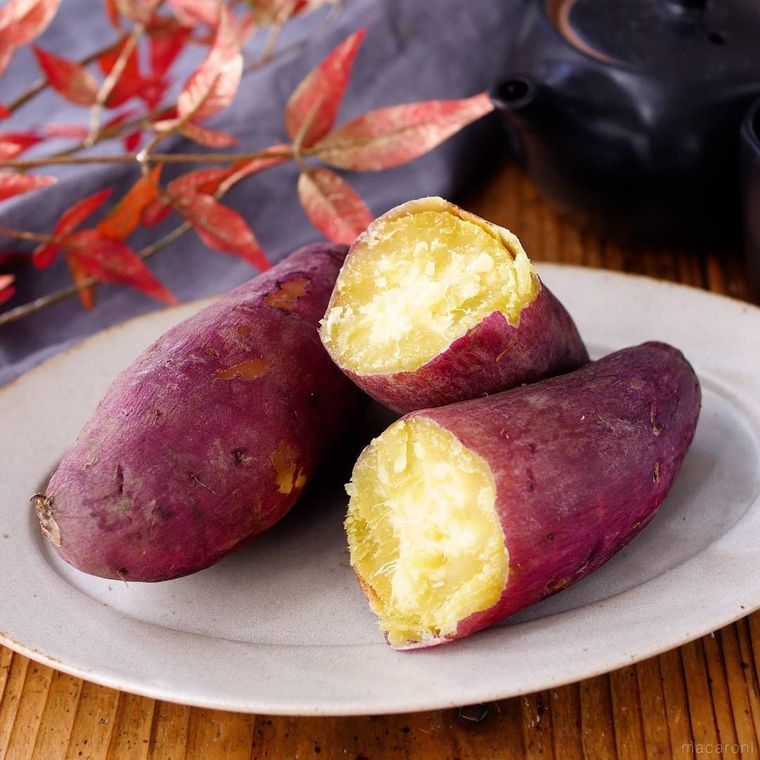 白い皿にのせた焼き芋