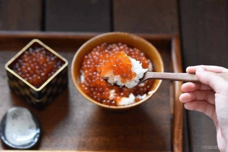 いくら丼をスプーンですくっている様子