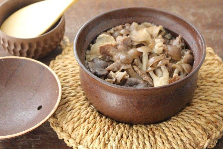 茶色い土鍋に入ったきのこの炊き込みごはん