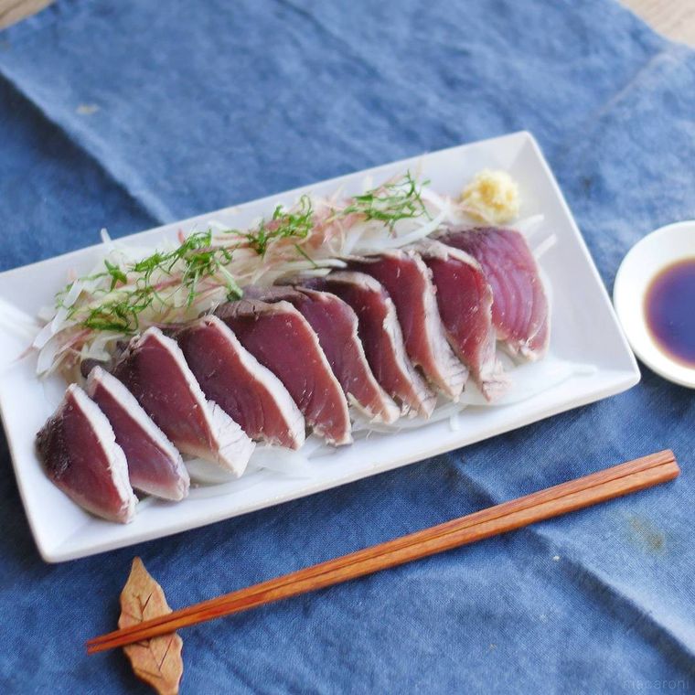 白い皿に盛り付けたかつおのたたき