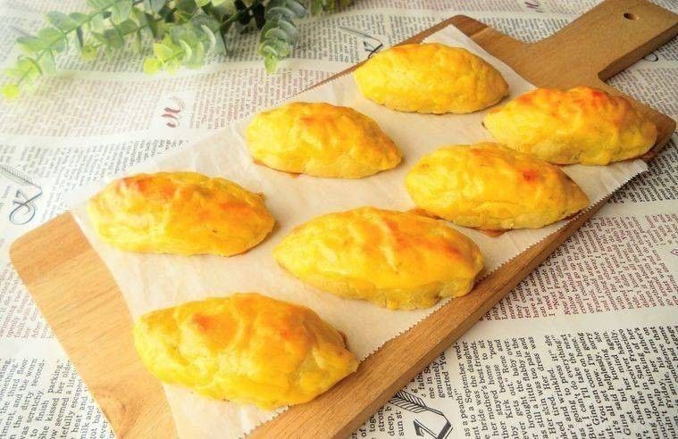 木製のカッティングボードに並んだスイートポテト