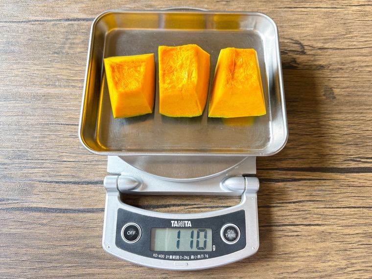 かぼちゃひと口大を3個はかる様子