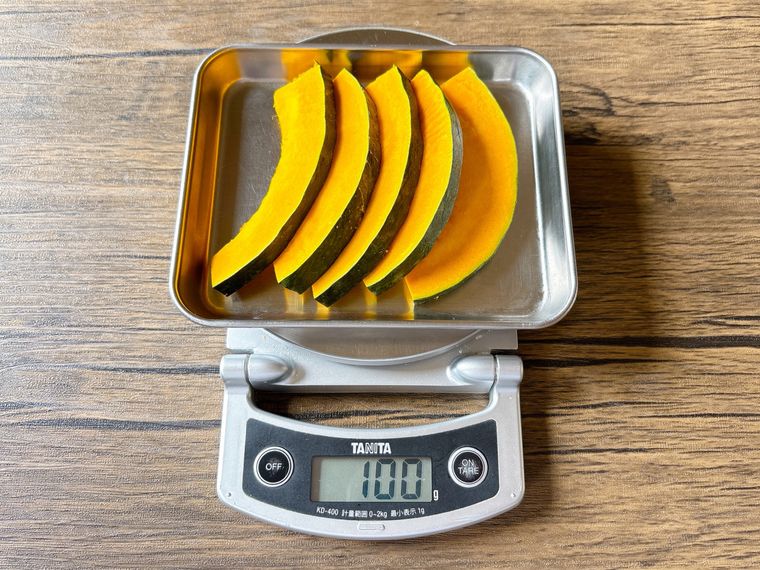 かぼちゃの薄切り5枚をはかる様子