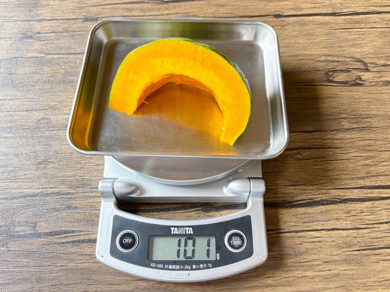かぼちゃ100g程度の重さをはかる様子