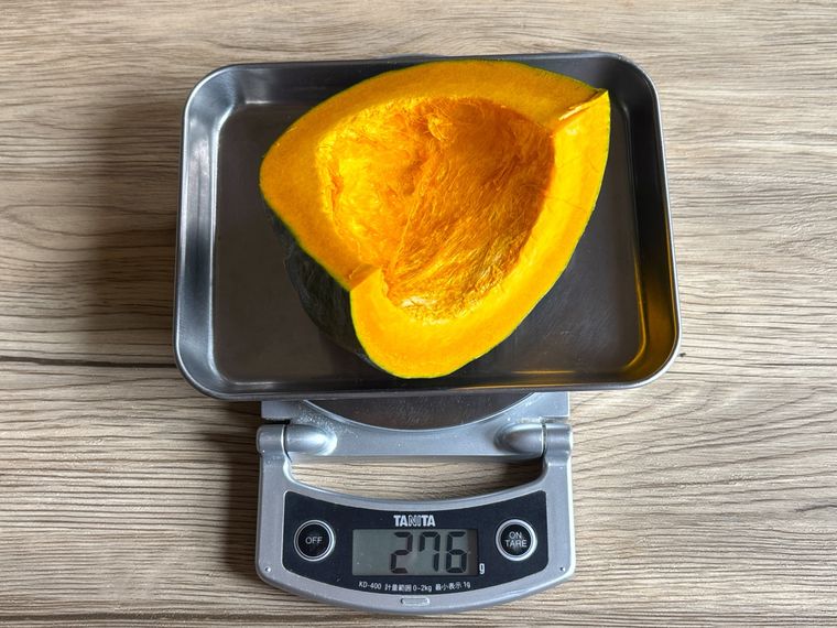 種とわたを外したかぼちゃ14個の重さをはかる様子