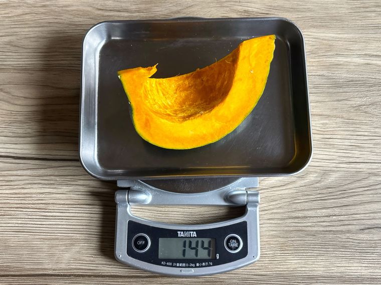 種を外したかぼちゃ18個の重さをはかる様子