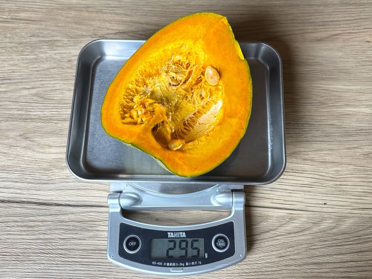 かぼちゃ14個の重さをはかる様子