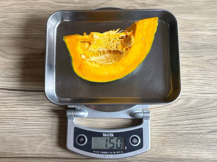 かぼちゃ18個の重さをはかる様子