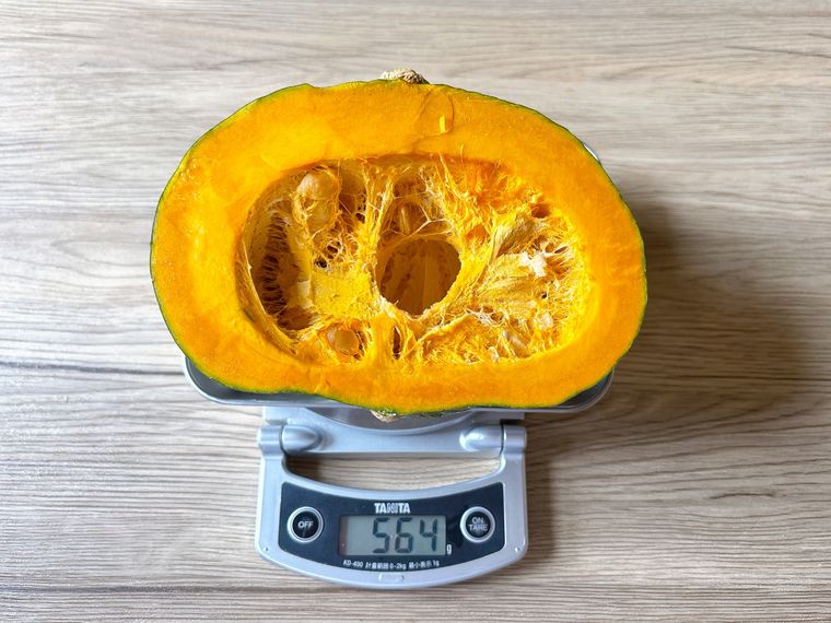 かぼちゃの半分の重さをはかる様子