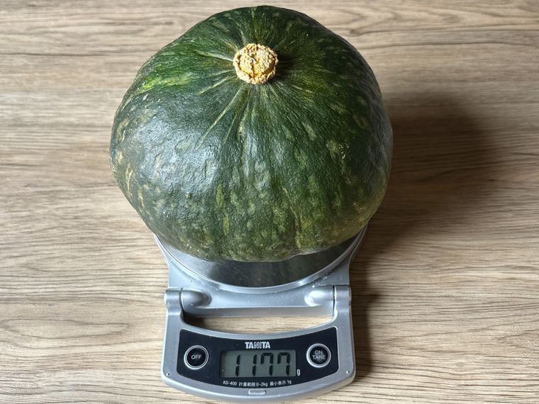 かぼちゃ1個の重さをはかる様子