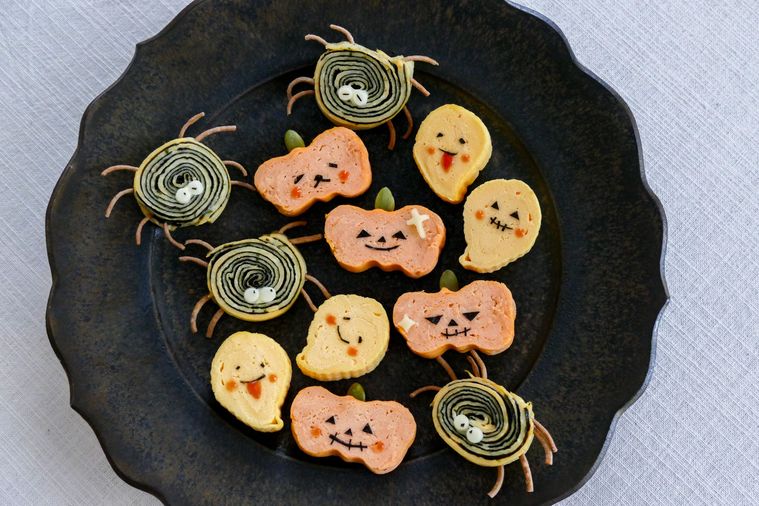 ハロウィン風の卵焼きがたくさん並んでいる黒い大皿