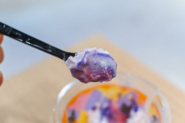 アイスをスプーンですくっているところ