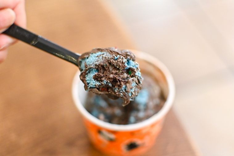 アイスをスプーンですくっているところ