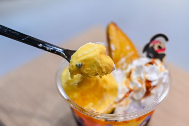 アイスをスプーンですくっているところ