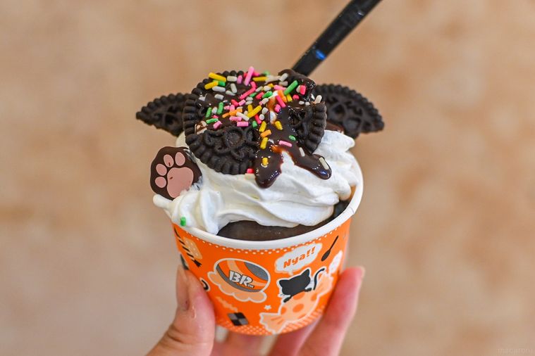 サンデーを持っているところ