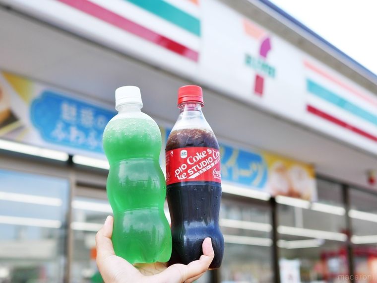 セブンイレブンのロゴと2本のペットボトル飲料