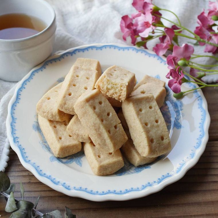 お皿に並べられたショートブレッド