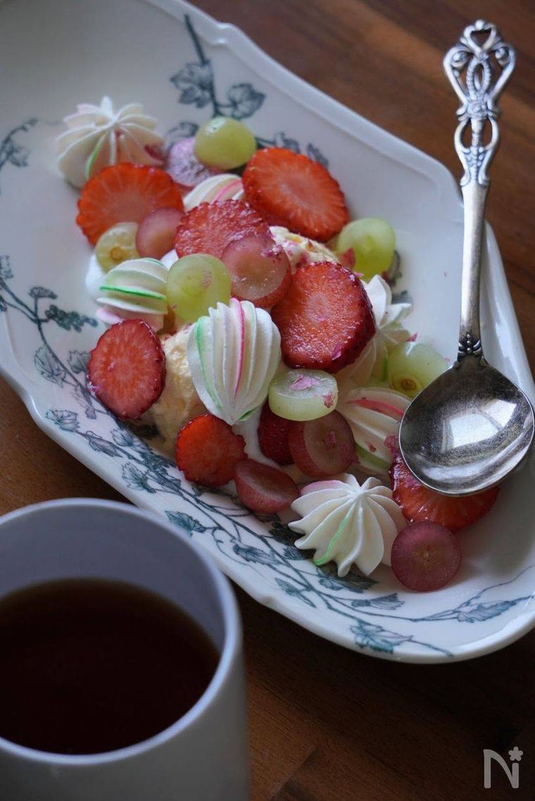 いちごやぶどうと一緒に盛り付けられたメレンゲ菓子