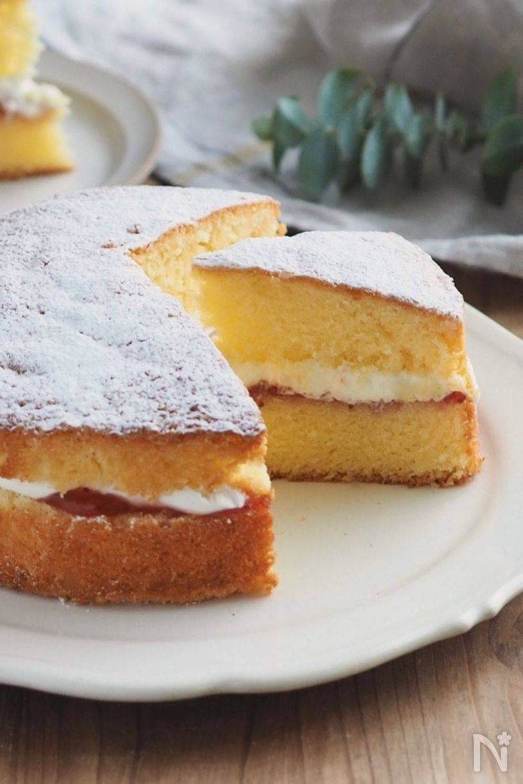 クリームが挟まれたスポンジケーキ