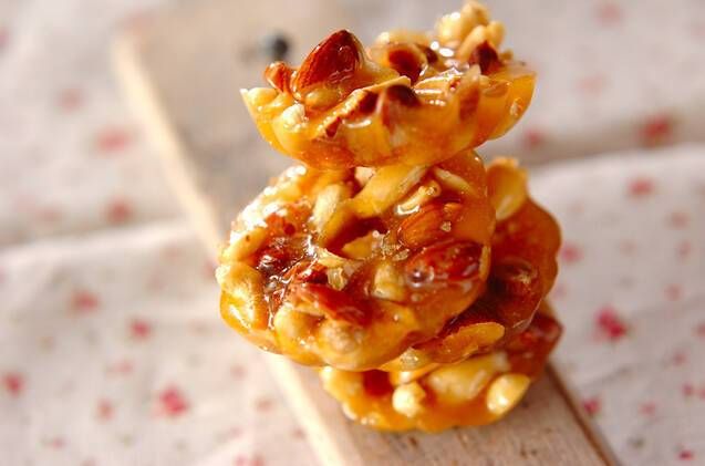 ナッツが入ったトフィーが並べられている様子