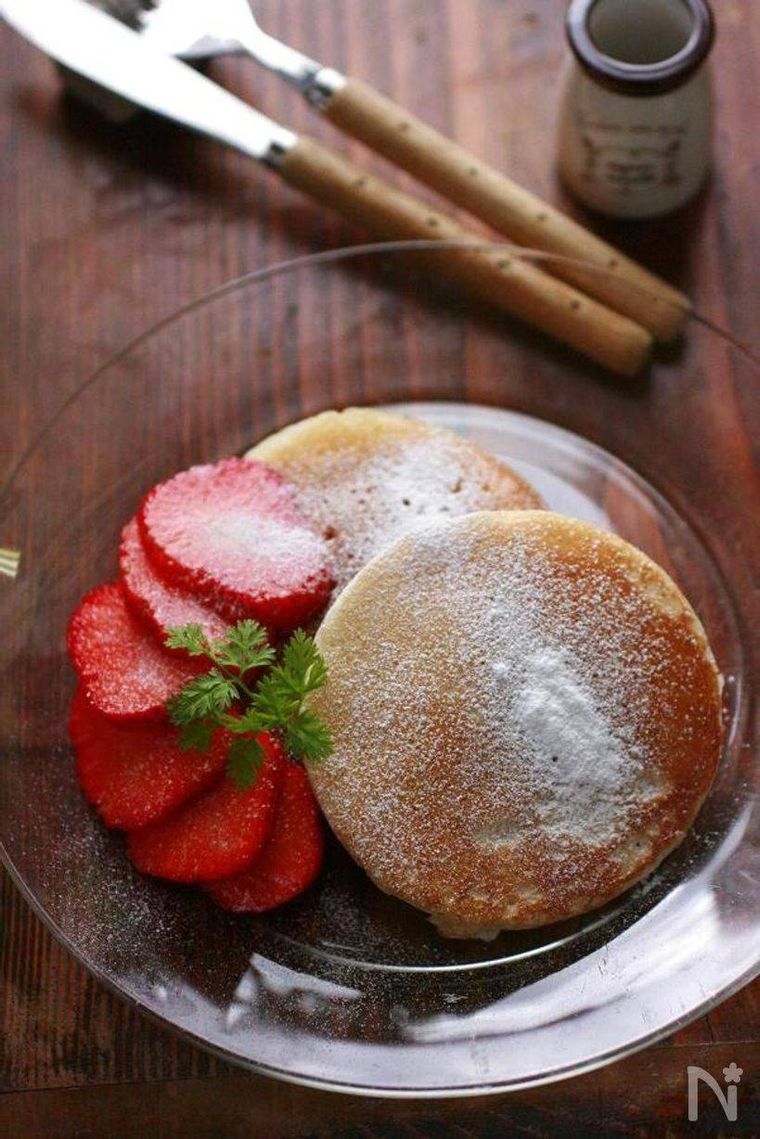 スライスしたいちごとミントが添えられたクランペット