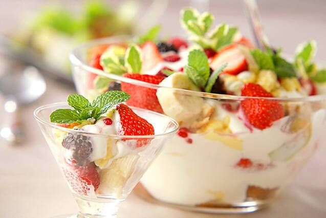 スポンジとクリーム、フルーツが盛られたトライフル