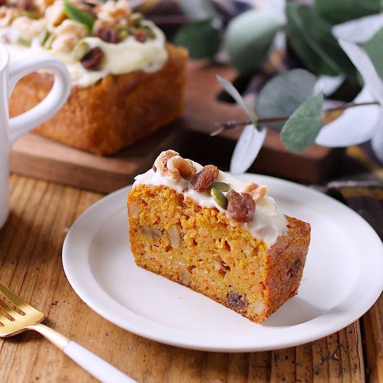 レーズンやナッツがトッピングされたキャロットケーキ