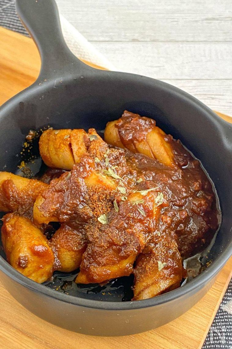 フライパンにのったソーセージ料理