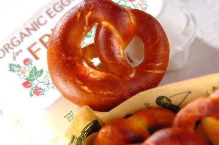 おしゃれなペーパーに包まれたプレッツェル