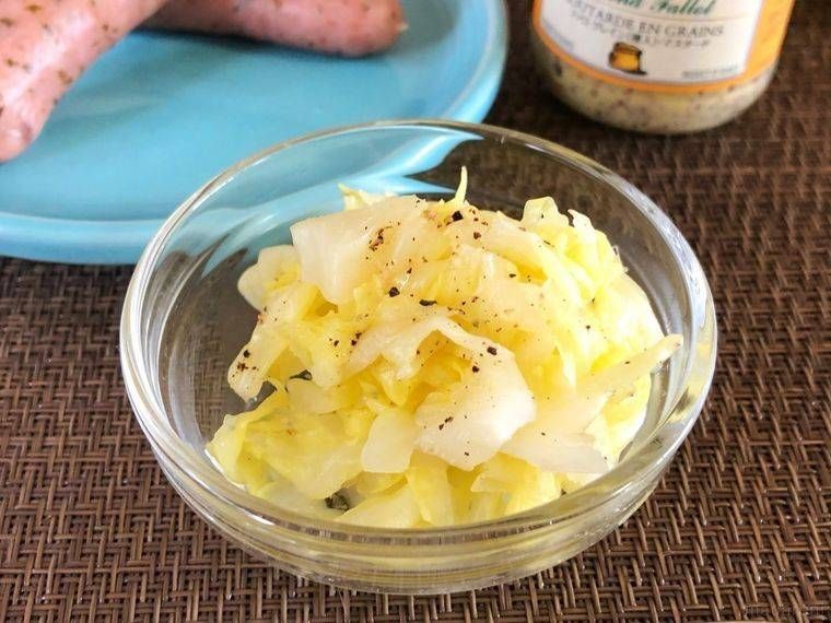 透明なお皿に盛られたザワークラウト